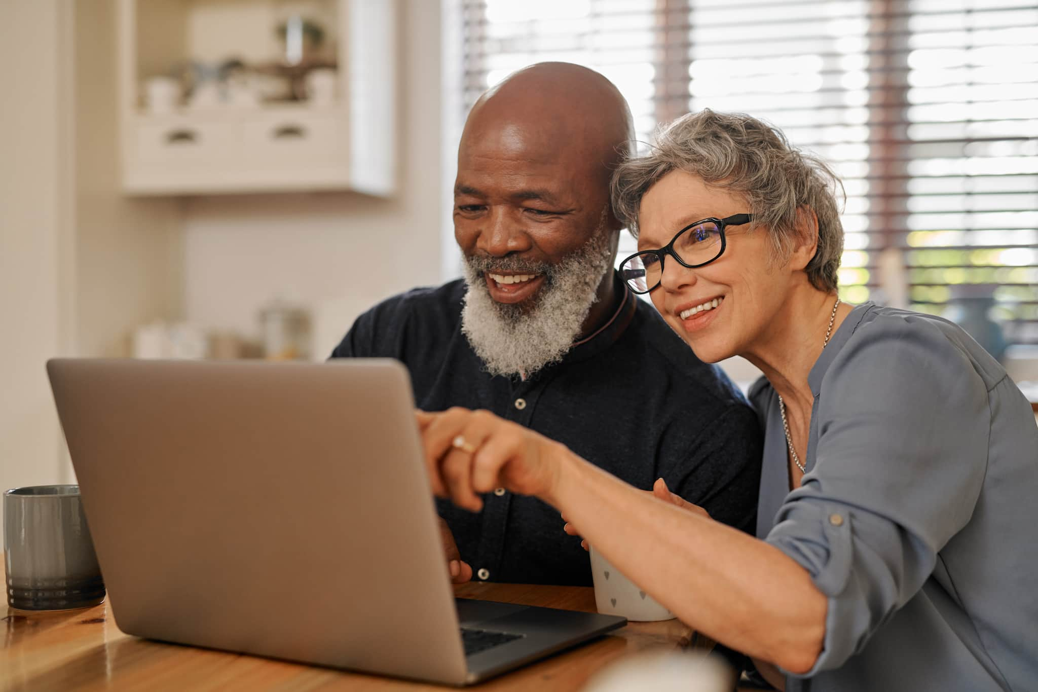 Man and woman on the computer signing up to affiliates